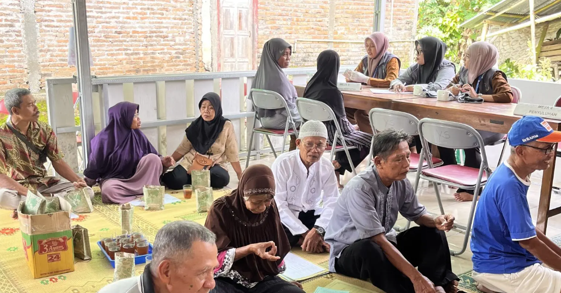 Wujudkan Desa Tangguh PTM, Mahasiswa KKN-T UAA Hadirkan Cek Gula Darah di Posyandu Lansia Sumberan