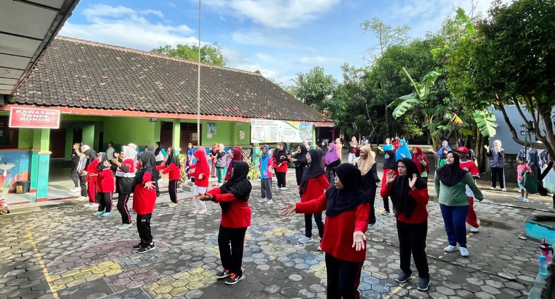 Tingkatkan Kebugaran Warga Sumberan, Kelompok 03 KKN-T UAA Sukses Gelar Senam CERDIK